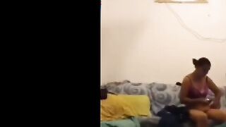 اللبوه نايمه عالسرير والراجل فوقيها وهما عريانين بيقفش وبيلعب  سكس تويتر في بزازها وبيرضع فيهم وزوبره بيحك في كسها من بره ويسخن فيها