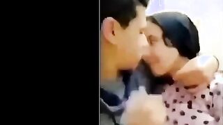 البنت الفاجره كسها بياكلها علي زوبر ابوها وهو بالاوضه بيشرب ويتكيف بتستغل عدم تركيزه وتدخل تلعب  سكس مصري في زوبره وتوقفه علي كسها بعد متفضل تمسكه وتحك زوبره في كسها