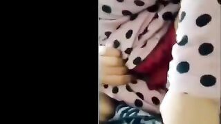 البنت الفاجره كسها بياكلها علي زوبر ابوها وهو بالاوضه بيشرب ويتكيف بتستغل عدم تركيزه وتدخل تلعب  سكس مصري في زوبره وتوقفه علي كسها بعد متفضل تمسكه وتحك زوبره في كسها