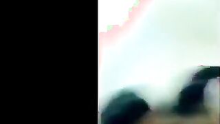 البنت الفاجره كسها بياكلها علي زوبر ابوها وهو بالاوضه بيشرب ويتكيف بتستغل عدم تركيزه وتدخل تلعب  سكس مصري في زوبره وتوقفه علي كسها بعد متفضل تمسكه وتحك زوبره في كسها