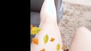 البنت الشرموطه حاطه رجل علي رجل وهي لابسه الفستان سكس مصري  القصير وركبتها باينه عريانه والراجل بيتفرج عليها وزوبره بياكله وهو جنبها