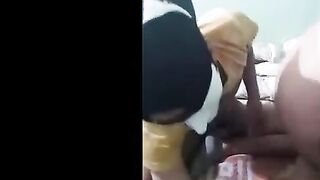 البنت الخدامه قاعده في الاوضه سكس مصري  بتلحس في كس صاحبه البيت وهي بتضربها علي وشها بالقلام وبتام بعدها تلعب في كسها
