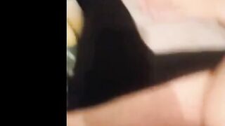 البنت قاعده عالارض فاتحه رجليها وبتلعب في كسها واخوها بيدخل  موقع سكس عليها فجاه بيشوفها وهي بتضرب سبعه ونص وبيقولها تعالي انا هكمل مكان صباعك