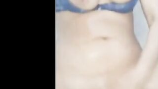 البنت الشرموطه قاعده فاشخه رجليها وهي بتلعب سكس مصري  في كسها بسخونه وبسرعه اوي ومطلعه بزازها لبره من الستيانه