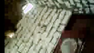 البنت الشرموطه بتاقبل جارها في الحوش البهايم وبيبوسها في  سكس مصري رقبتها اوي وبشفايفها وهو منومها عالارض وفاتح رجلها بيلعب في كسها