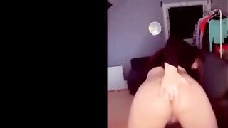 البنت المتناكه عالارض مفلقسه طيزها لبره وسانده ايديها عالكرسي شرمها سكس موقع سبعة ونص  قدامها وشغاله اللبوه ترقص في طيازها وتهزهم اوي