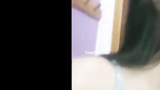 اللبوه في الاوضه النوم بتاعتها بتقلع هدومها كلها لعشيقها في التلفون بيكلمها فيديو وبتفرجه موقع سبعة ونص سكس مصري جامد  علي كسها وبزازها وهو ماسك زوبره بيلعب فيه وبيضرب عشرته عليها