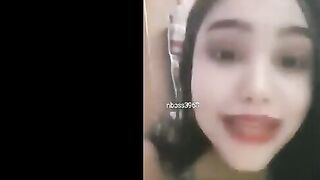 اللبوه في الاوضه النوم بتاعتها بتقلع هدومها كلها لعشيقها في التلفون بيكلمها فيديو وبتفرجه موقع سبعة ونص سكس مصري جامد  علي كسها وبزازها وهو ماسك زوبره بيلعب فيه وبيضرب عشرته عليها