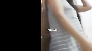 اللبوه في الاوضه النوم بتاعتها بتقلع هدومها كلها لعشيقها في التلفون بيكلمها فيديو وبتفرجه موقع سبعة ونص سكس مصري جامد  علي كسها وبزازها وهو ماسك زوبره بيلعب فيه وبيضرب عشرته عليها