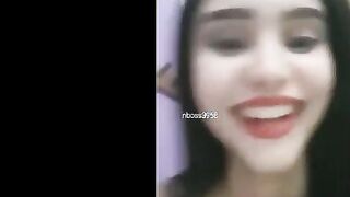 اللبوه في الاوضه النوم بتاعتها بتقلع هدومها كلها لعشيقها في التلفون بيكلمها فيديو وبتفرجه موقع سبعة ونص سكس مصري جامد  علي كسها وبزازها وهو ماسك زوبره بيلعب فيه وبيضرب عشرته عليها