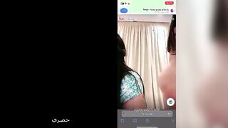 البنت الفاجره طالعه عالسرير بترقص عالموسيقي ومشخلعه نفسها وبتهز اوي وبتجي صاحبتها الشرموطه شرمها سكس موقع سبعة ونص  بتشدها لتحت وزنقاها عالحيط وتلعب في شعرها وتداعبها