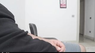 البنت في العياده مستنيه دورها للكشف والراجل ال قاعد جنبها عالكرسي بيبص عليها اوي وهو ماسك في زوبره   سكس مصري جديد موقع سبعة ونص  بيحك فيه اوي وبيلعب فيه وهو من فوق البنطلون