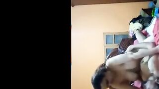 الراجل نايم عريان عالسرير والمتناكه راكبه فوق جسمه علي ضهرها  xnxx xxnxx موقع سبعة ونص مصري وزوبره مدخله في طيزها كله وهو ماسك بوس في رقبتها وبيعض فيها