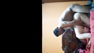 الراجل نايم عريان عالسرير والمتناكه راكبه فوق جسمه علي ضهرها  xnxx xxnxx موقع سبعة ونص مصري وزوبره مدخله في طيزها كله وهو ماسك بوس في رقبتها وبيعض فيها