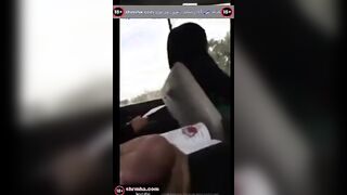 البنت راكبه المواصلات وبتزاكر في ورق المدرسه والراجل جنبها زوبره واقف  سكس مصري حيحان عليها وبيحسس علي ركبتها ال مكشوفه
