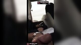 البنت راكبه المواصلات وبتزاكر في ورق المدرسه والراجل جنبها زوبره واقف  سكس مصري حيحان عليها وبيحسس علي ركبتها ال مكشوفه