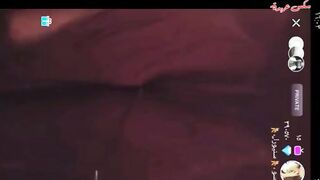 الراجل قاعد عالكرسي ومنزل بنطلونه للارض واللبوه بتاعته تحته عالارض قاعده  سكس مصري بتلعب في زوبره وتمصه في بوقها وتلحس فيه