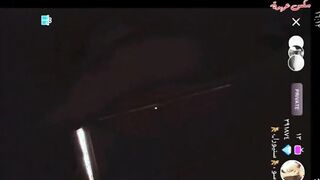 الراجل قاعد عالكرسي ومنزل بنطلونه للارض واللبوه بتاعته تحته عالارض قاعده  سكس مصري بتلعب في زوبره وتمصه في بوقها وتلحس فيه