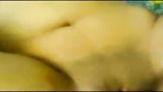 البنت نايمه عالسرير ع بطنها وهي لابسه القميص الاسود بتاعها والراجل حبيبها بيدخل سكس مصري  عليها وبينام فوقيها وهو بيلعب في شعرها