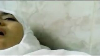 البنت نايمه عالسرير ع بطنها وهي لابسه القميص الاسود بتاعها والراجل حبيبها بيدخل سكس مصري  عليها وبينام فوقيها وهو بيلعب في شعرها
