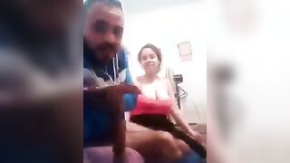 الراجل قاعد عالكرسي زي الباشوات والمتناكه تحته قاعده عالارض وماسكه زوبره بتلعب فيه بيديه سكس مصري ا وبعدين بتدخله في بوقها تمص فيه وترضعه