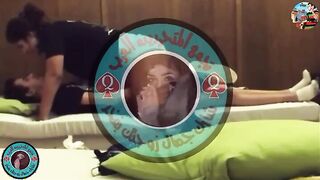 البنت المتناكه مع صديقها وهما تحت سن العشرين البنت طالعه فوقيه بتبوسه في شفايفه بوس مشبك ومدخله ا سكس مصري يدها تحت البنطلون بتلعب في زوبره الصغير