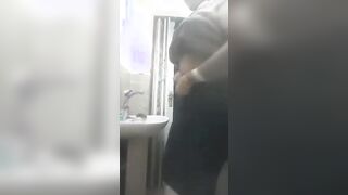 انا وفي الحمام المطعم بعمل حمام ولقيت تلفون بيصورنبي وانا  نيج موقع سبعه ونص موقع سبعة ونص بشخ والعب في كسي صاحب المطعم الحيحان بيتفرج علي طياز الزباين
