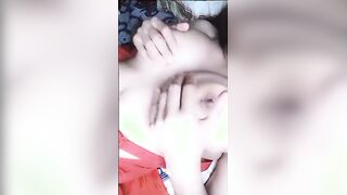 القمر هي ولابسه القميص الاحمر السيتان ونايمه  سكس مصري , موقع سبعة ونص. , موقع سبعه ونص ع بطنها عالسرير وجوزها الهيجان بيحسس علي طيزها وبيقفش فيها هي ونايمه