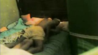الراجل نايم علي مراته وهو مطلع زوبره من الشورت بتاعه من غير مايقلعه وشغ سكس مصري ال نيك فيها وهو عليها ونفسها مكتوم تحته