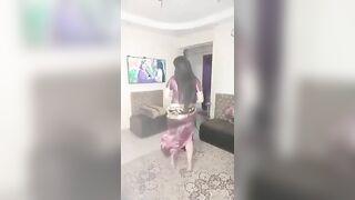 الرقاصه البطل لابسه بدله الرقص الاحمر وبتتهز اوي وترعش في كطيازها من ورا وتشوفهم متكهربين من  سكس مصري كتر الهز والوسط وهو قاعد بيلعب في زوبره