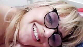 مايا خليفه الاجنبيه المتناكه نايمه علي بطنها  نيك مصري وهي لابسه النضاره بتاعتها وبتتناك في طيزها وهي بتطلع اصوات عاليه اااه وااححح