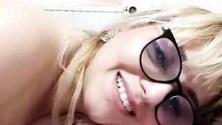 مايا خليفه الاجنبيه المتناكه نايمه علي بطنها  نيك مصري وهي لابسه النضاره بتاعتها وبتتناك في طيزها وهي بتطلع اصوات عاليه اااه وااححح