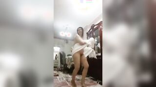 اللبوه طالعه من الحمام واخده شاور سوخن ولافه الفوطه البيضاء سكس مصري , موقع سبعة ونص. , موقع سبعه ونص  حولين جسمها وشغاله تتمخترؤ في الريسبشن وتهيج الراجل بجسمها