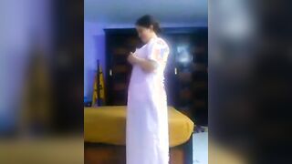 الشرموطه المسيطره قاعده عالرسي ومنزله رجليها عالارض والراجل ت سكس مصري حتها بيلعب في كسها بصباعه وبيبعبصها اوي
