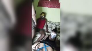 البنات الشراميط التلاته مع الراجل علي سرير واحد والبنت فيهم بتنام علي بطنها وهو بينكها سكس مصري  وواحدهخ تان بتبوس في شفايفه وتداعب فيه