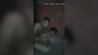 الراجل منوم مراته علي بطنها وحاطت ايده تحت بطنها وهو نايم علي سكس مصري ها من فوق ومدخل زوبره في كسها بينيك فيه
