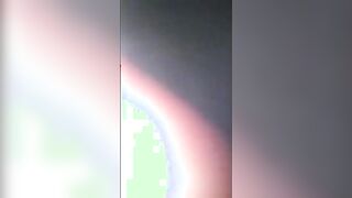 الراجل منوم مراته علي بطنها وحاطت ايده تحت بطنها وهو نايم علي سكس مصري ها من فوق ومدخل زوبره في كسها بينيك فيه