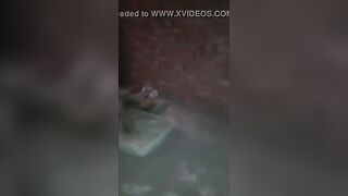 الراجل منوم مراته علي بطنها وحاطت ايده تحت بطنها وهو نايم علي سكس مصري ها من فوق ومدخل زوبره في كسها بينيك فيه