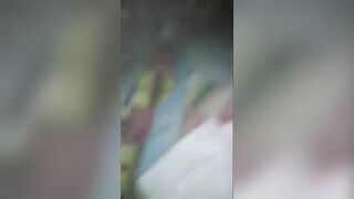 الراجل منوم مراته علي بطنها وحاطت ايده تحت بطنها وهو نايم علي سكس مصري ها من فوق ومدخل زوبره في كسها بينيك فيه