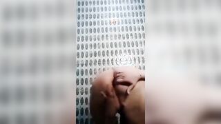 البنت الشرموطه في الحمام واقفه من غير هدوم وماسكه بزازها بيد سكس مصري ها الاتنين بتعصر فيهم وتقفش بيدها عليهم