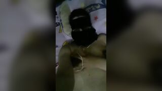 المنقبه الشرموطه نايمه عالسرير بلبوصه وماسكه ورده  موقع بزازي موقع سبعة ونص , موقع سبعه ونص حمرا بتلعب فيها علي وشها وشغاله المنيوكه تصور في كسها الواسع من كتر النيك