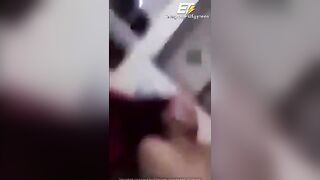 الراجل العنتيل جايب بنت اصغر منه بكتير ومفلقس طيزها عالكنبه في الصاله وهو واقف سكس مصري  عالارض وماسكها من وسطها وبينيك في كسها