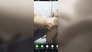 البنت في الحمام واخده الوضع الكلابي والراجل وراها بيحضن فيها  سكس مصري وبينيك في طيزها في الحمام وهي بتصرخ منه