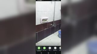 البنت في الحمام واخده الوضع الكلابي والراجل وراها بيحضن فيها  سكس مصري وبينيك في طيزها في الحمام وهي بتصرخ منه