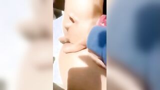 البنت فاتحه رجليها اوي وهي قالعه الاندر والراجل بيلعب في كسها بص سكس مصري باعه وبيدخله لجوه خالص بيشوف عمقه قد اي