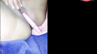 البنت الفاجره ماسكه قلم الحواجب ونكته في كسها من جوه هي وبتلعب في سكس مصري  زنبور كسها من فوق وتدعك فيه اوي بيديها