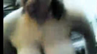 الراجل نايم عريان وبتكطلع تركبه المنيوكه وتدخل زوبره في كسها الواسع من ك سكس مصري تر النيك فيه وهي طالعه نازله علي خيالها