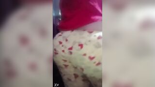 البنت لابسه البيجامه ومصدره طيزها للكاميرا هي وبتتصور فيديو وشغاله سكس مصري  ترقصها وترعشها لحبيبها تبعتهاله يشوفها