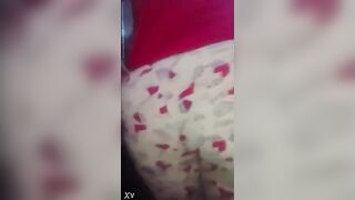 البنت لابسه البيجامه ومصدره طيزها للكاميرا هي وبتتصور فيديو وشغاله سكس مصري  ترقصها وترعشها لحبيبها تبعتهاله يشوفها