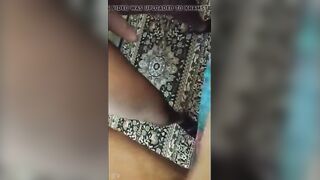 الشرموطه نايمه عالي حافه السرير وهي ملط من غير هدوم والراجل ماسك  سكس مصري , موقع سبعة ونص. , موقع سبعه ونص  لها رجليها الاتنين ورافعها لفوق كتفه ومدخل زوبره في كسها بينيك فيهخ